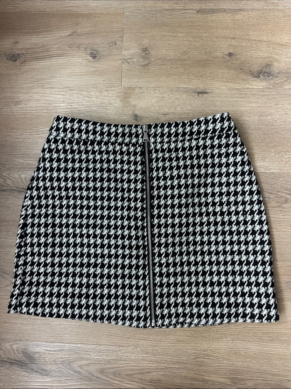 Express Black & White Houndstooth Zip-Front Mini Skirt